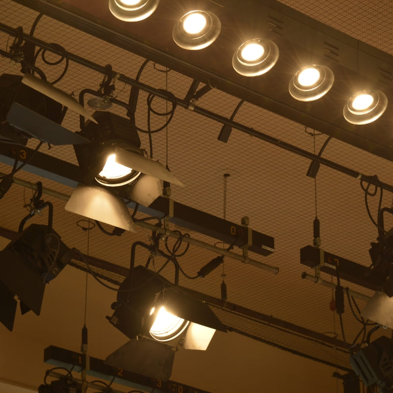 舞台の天井に設置された音響・照明設備
